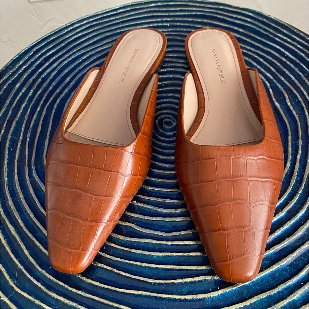 BANANA REPUBLIC Brown LEATHER Flat Mules (SIZE 7)
